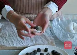 Illustration of how to make handmade black sesame glutinous rice balls 8