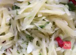 Illustration of how to make breakfast egg burritos 2