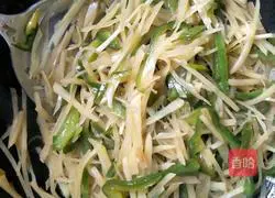 Illustration of how to make scrambled egg pancakes 10