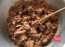 Illustration of how to make steamed buns with pork and cowpea stuffing 2