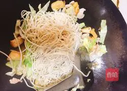 Illustration of how to make fried tofu and shredded pork noodles 6