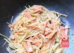 Illustration of how to make ham and shredded potato fried rice 3