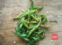 Illustration of how to make fried noodles with shredded chicken 2