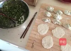 Illustration of how to make broccoli stuffed dumplings 7
