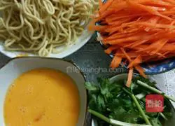 Illustration of how to make fried noodles with egg skin 1