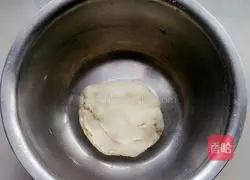 Cooked sesame seed cakes with chopped edges Illustration of how to do it 1