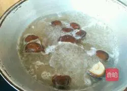 Illustration of how to make mushroom and chicken dumplings 3