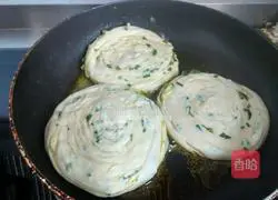 Illustration of how to make green onion layer cake 12