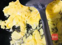 Illustration of how to make bacon and egg fried rice 10