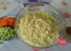 Illustration of how to make cabbage and pork dumplings 3