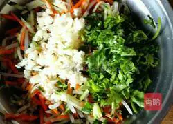 Illustration of how to make preserved egg assorted cold noodles 4