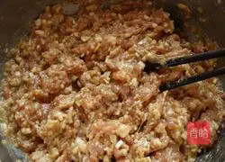 Illustration of how to make shepherd's purse and pork dumpling filling 3