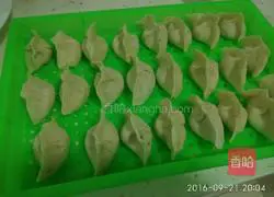 Illustration of how to make fresh meat and water chestnut dumplings 16