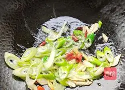 How to make sauerkraut and beef rice noodles Illustration 6