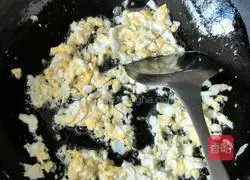 Illustration of how to make bacon and egg fried rice 2