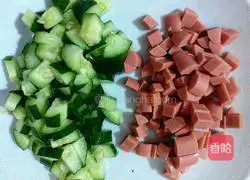 Illustration of how to make cucumber and ham fried rice 2
