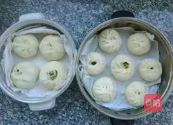 Illustration of how to make celery and dried bean buns 12