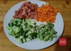 Illustration of how to make homemade Yangzhou fried rice 1