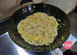 Illustration of how to make duck egg fried rice 8
