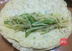 Illustration of how to make chive egg pancakes with cumin and potato shreds 10