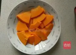 Illustration of how to make homemade pumpkin dumpling wrappers 1