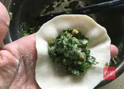 Illustration of how to make coriander stuffed dumplings 8