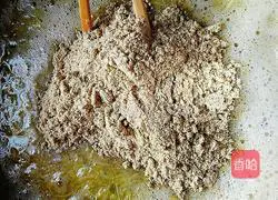 Illustration of how to make black bean noodles and zucchini egg cake 6