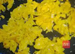 Illustration of how to make egg and ham fried rice 4