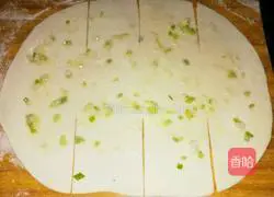 Illustration of how to make scallion pancakes 5