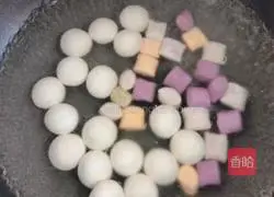 Illustration of how to make glutinous rice balls and taro balls stuffed with roses 3