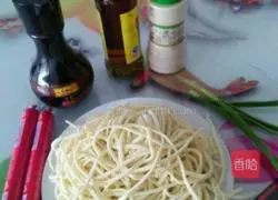 Illustration of how to make garlic hot sauce noodles 2
