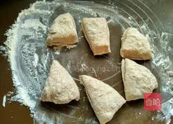 Illustration of how to make osmanthus sugar whole wheat purple sweet potato cake 7