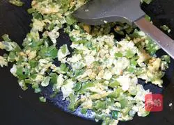 Illustration of how to make green pepper, egg, ham and fried rice 5