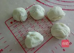 Illustration of how to make rose buns 9