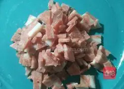 Illustration of how to make bacon and egg fried rice 1