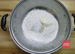 Illustration of how to make fried steamed buns 1