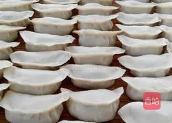 New Year's Eve dinner_Illustration of how to make pork dumplings 13