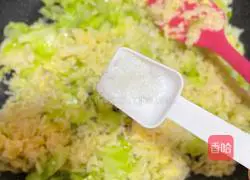 Illustration of how to make cabbage and egg fried rice 10