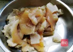 Illustration of how to make purslane meat buns stuffing 2