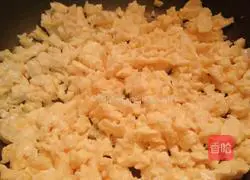 Illustration of how to make leek, egg and shrimp dumpling stuffing 4