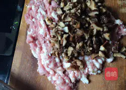 Illustration of how to make mushroom and pork dumplings 3