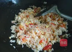 Illustration of how to make tomato and egg fried rice 8
