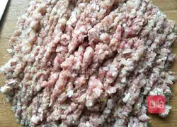 Illustration of how to make dumplings stuffed with pork and fennel 1