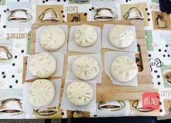 Illustration of how to make steamed buns with onion and meat 8