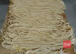 Illustration of how to make hand-rolled noodles 8