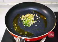 Illustration of how to make colorful fried rice 11