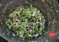 Illustration of how to make celery and pork dumpling stuffing 18