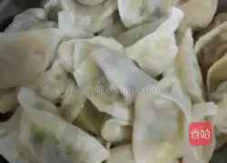 Illustration of how to make dumplings stuffed with pork and green pepper 4