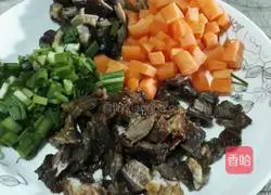 Illustration of how to make beef colorful fried rice 1