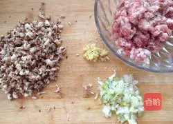 Mushroom and Pork Wonton Illustration of how to do it 1